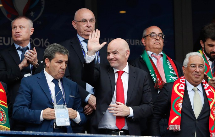Tân Chủ tịch FIFA G.Infantino (giữa) đối mặt nguy cơ bị cấm hoạt động 90 ngày Ảnh: REUTERS