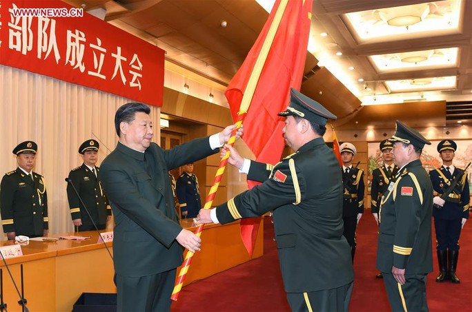 
Chủ tịch Trung Quốc Tập Cận Bình trao cờ cho chỉ huy các đơn vị mới hôm 31-12-2015. Ảnh: Tân Hoa Xã
