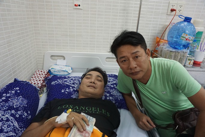 Nghệ sĩ Tấn Beo (phải) và ca sĩ Nhật Linh tại Bệnh viện quận Tân Phú