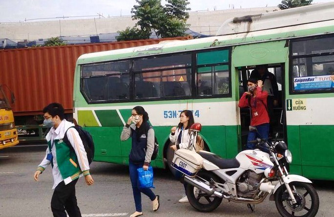 
Hành khách trên xe buýt, chủ yếu là sinh viên phải xuống xe để chuyển qua phương tiện khác tiếp tục lộ trình

