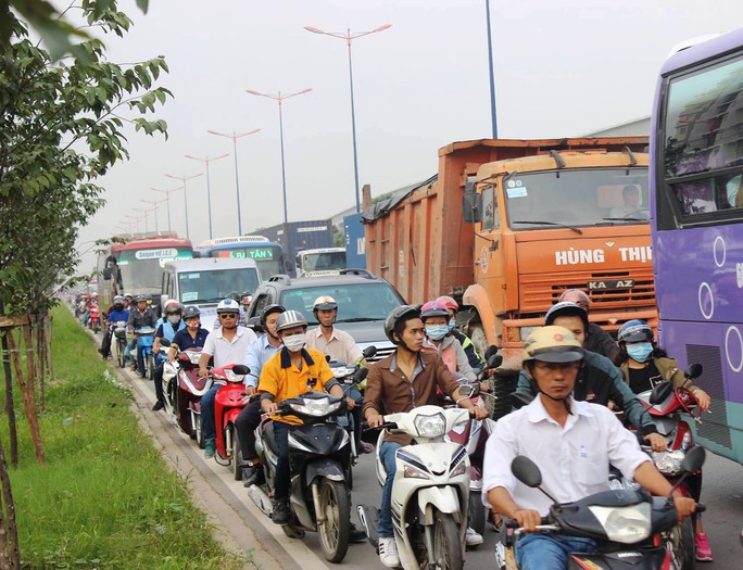 
Ô tô cùng xe máy phải chen nhau nhích từng chút một ở làn xe 2 bánh do ảnh hưởng từ 3 vụ tai nạn
