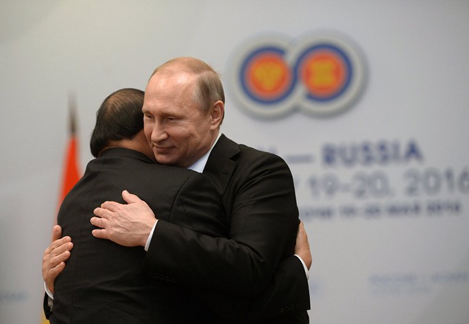 
Cái ôm nồng thắm của Tổng thống Nga và Thủ tướng Việt Nam
