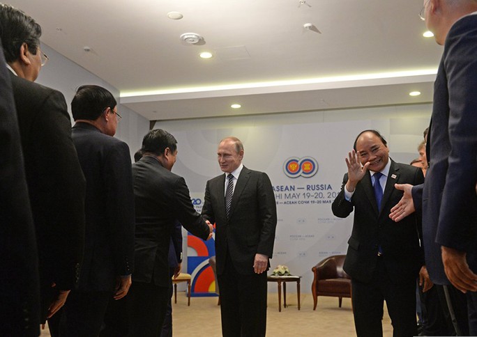 Tổng thống Putin nồng thắm ôm Thủ tướng Nguyễn Xuân Phúc