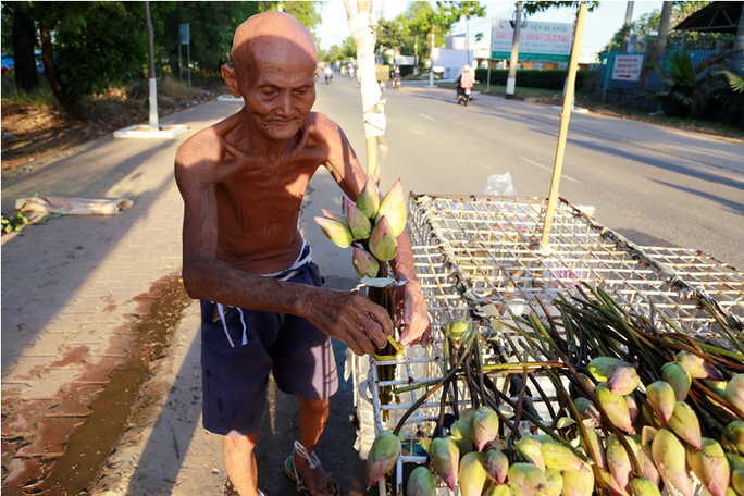 Cột lưng quần và bó sen bằng dây ny-lông trắng. Mỗi bó sen ông bán từ 5-20 ngàn đồng tùy từng khách mua. Người mua càng nghèo ông bán càng rẻ