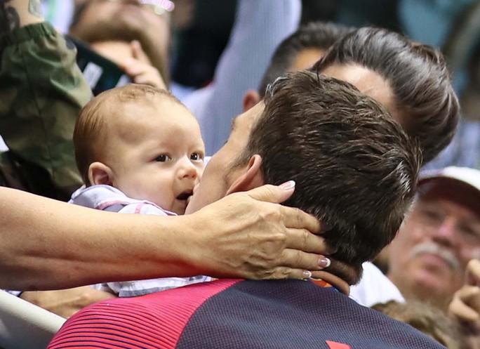 Phelps và màn chúc mừng 2 HCV sáng 10-8 với con và người yêu Ảnh: REUTERS