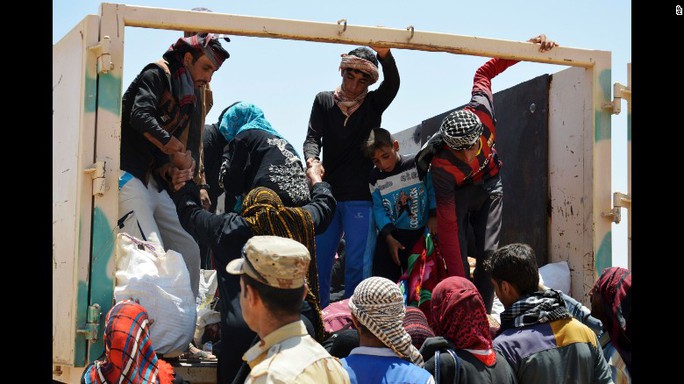 
Những người dân trốn thoát khỏi TP Fallujah. Ảnh: AP
