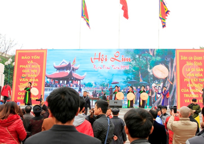 
Tại khu trung tâm lễ hội Lim, các liền anh, liền chị biểu diễn những làn điệu quan họ nặng nghĩa tình
