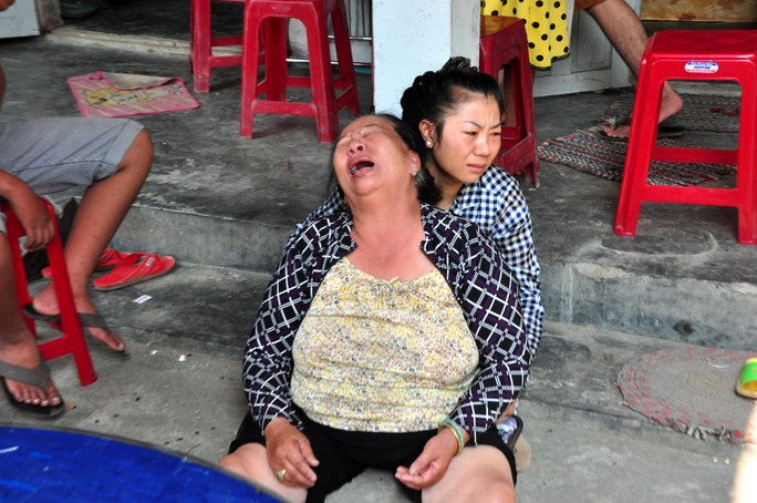 
Bà ngoại Phạm Su Sum khóc ngất bên bàn thờ cháu.

