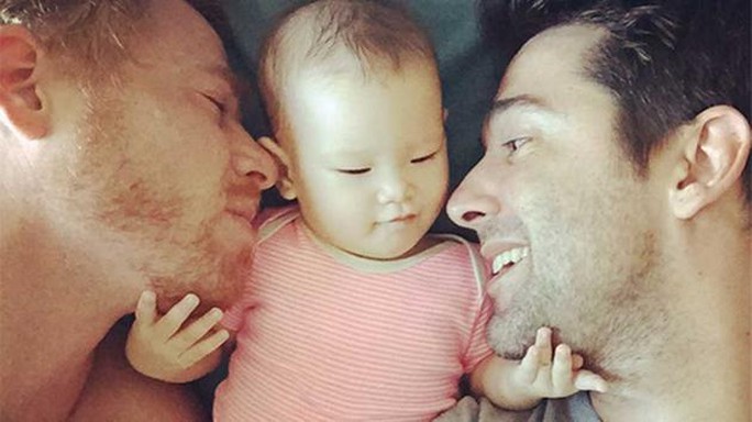 
Cặp đôi Gordon Lake và Manuel Santos cùng con gái Carmen Lake. Ảnh: Instagram
