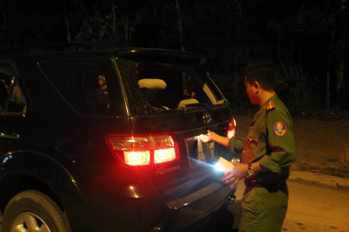 Chiếc xe ô tô mang biển số Bình Định bị công an bắt giữ. Ảnh: T.Trực