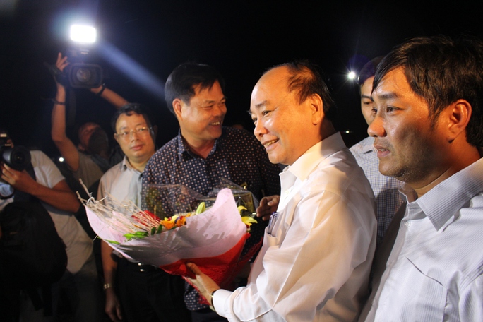
Thủ tướng nhận hoa chúc mừng của lãnh đạo tỉnh Phú Yên
