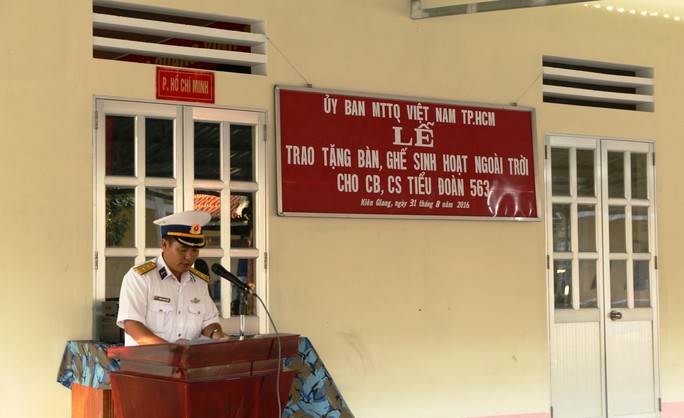 Lãnh đạo TP HCM tặng quà chiến sĩ Bộ tư lệnh Vùng 5 Hải quân