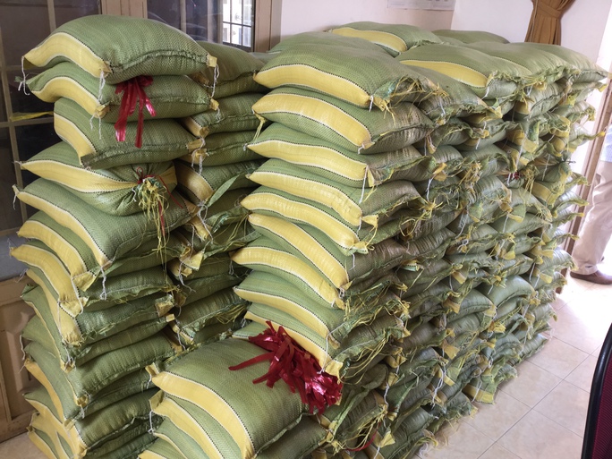 Hơn 2 tấn gạo đã được NSND Lệ Thủy và CLB sân khấu Lạc Long Quân chuyển đến cho bà con nghèo, ngệ sĩ và công nhân sân khấu nghèo đầu năm 2016.