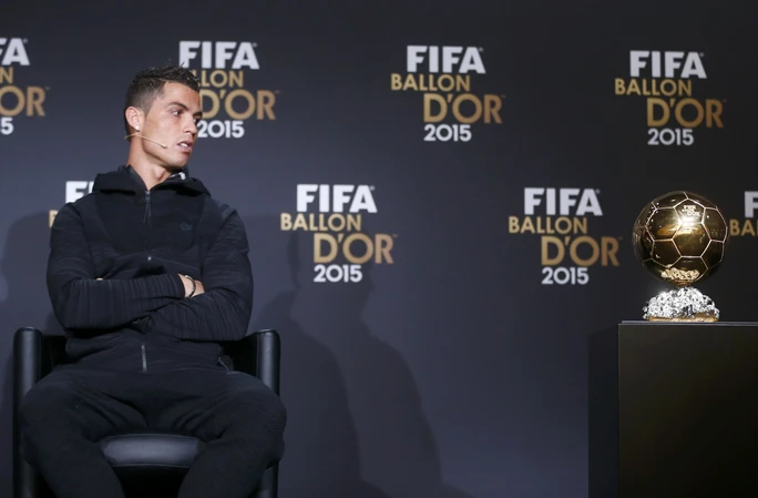 
Ronaldo thất vọng nhìn Messi nhận Quả bóng vàng 2015
