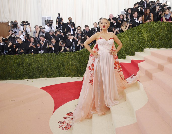 Madonna, Lady Gaga hở bạo tại “Oscar thời trang”