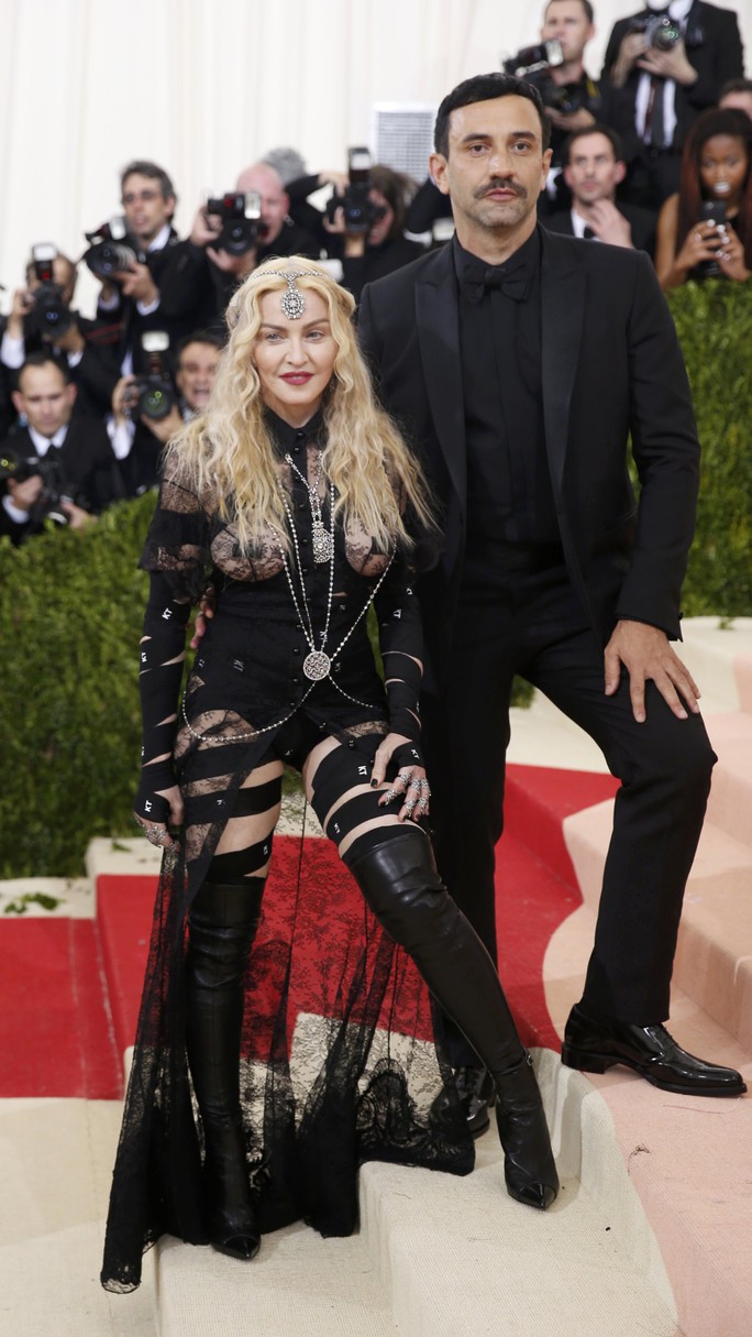 Madonna, Lady Gaga hở bạo tại “Oscar thời trang”
