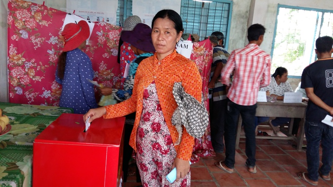 
Nhiều bà con cử tri tranh thủ bỏ phiếu bầu cử để kịp về lo việc gia đình hoặc qua biên giới mua bán.

