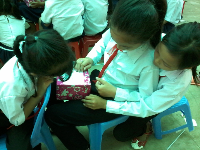 
Nhìn những HS nghèo nâng niu phần quà vừa nhận, không ít người cảm thấy nghẹn lòng
