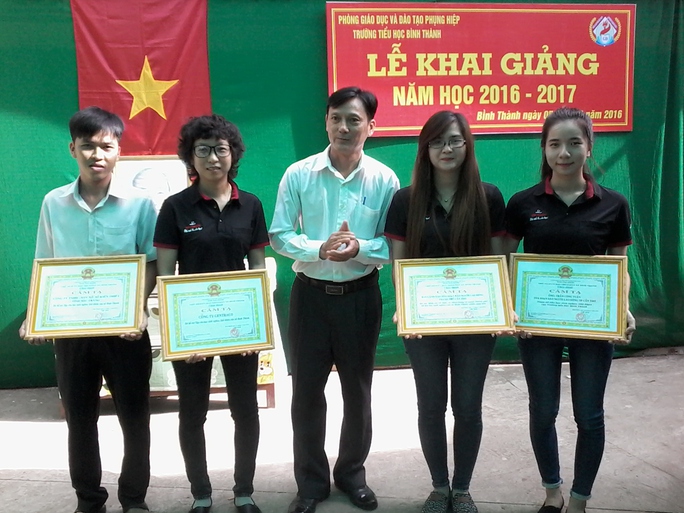
Lãnh đạo UBND xã Bình Thành trao giấy cảm tạ đối với những đơn vị tài trợ quà cho HS nghèo
