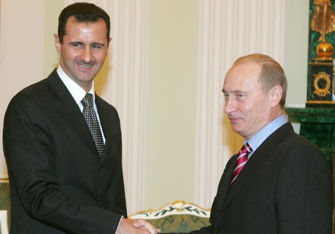 Tổng thống Nga Vladimir Putin (phải) gặp Tổng thống Syria Bashar al-Assad hồi năm 2015 ở điện Kremlin. Ảnh: Reuters