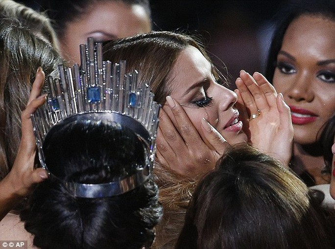 Hoa hậu Colombia khóc ngay sau sự cố nhầm tên trong đêm chung kết