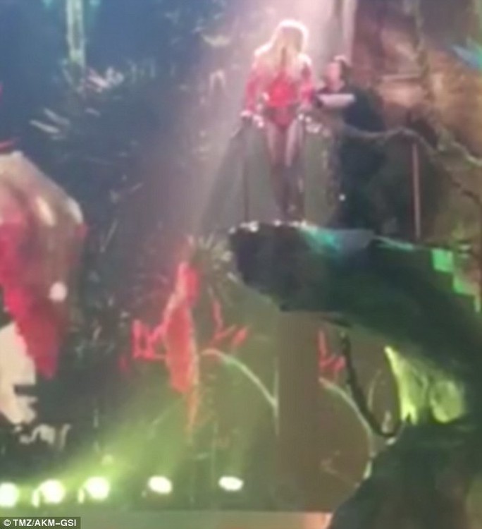 Britney Spears bị "Tổ trác"