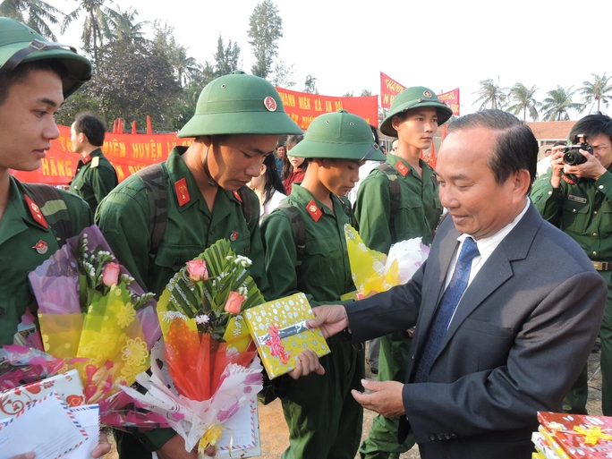 Thanh niên quê hương Hùng Binh Hoàng Sa lên đường nhập ngũ ...