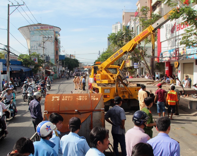 
Cuộn thép nặng hàng chục tấn từ chiếc xe rơi xuống đường
