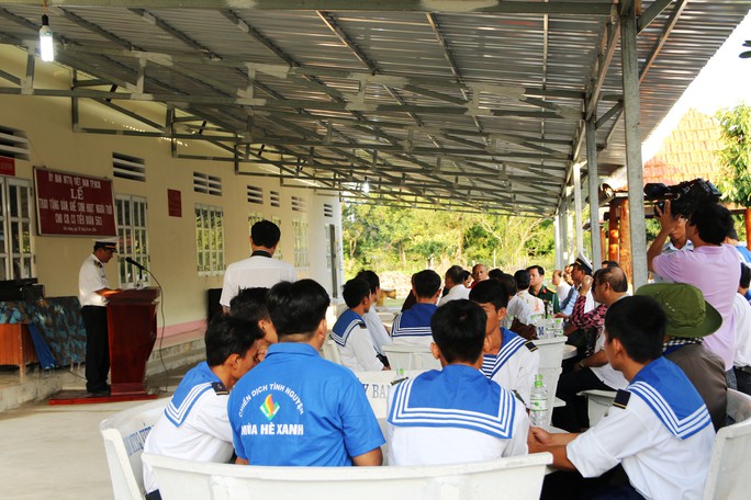 Lãnh đạo TP HCM tặng quà chiến sĩ Bộ tư lệnh Vùng 5 Hải quân