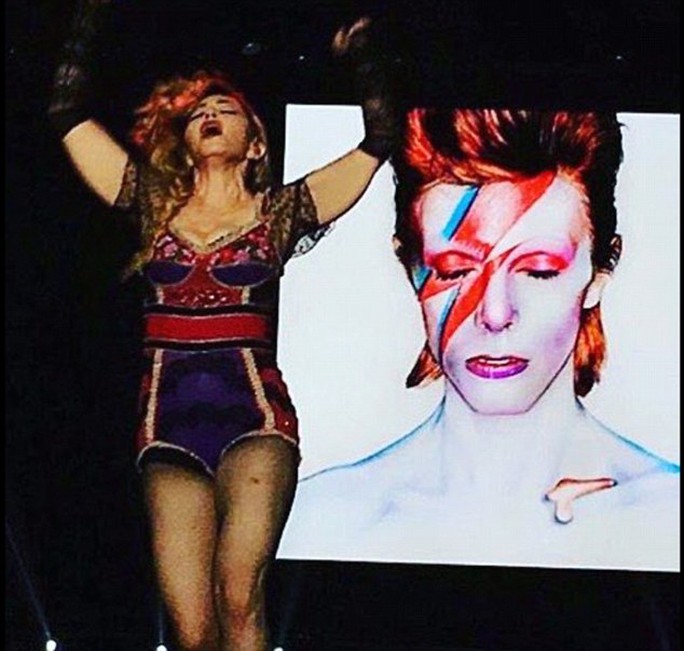Madonna “quằn quại” trên sân khấu, tưởng niệm David Bowie