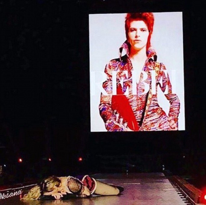 Madonna “quằn quại” trên sân khấu, tưởng niệm David Bowie