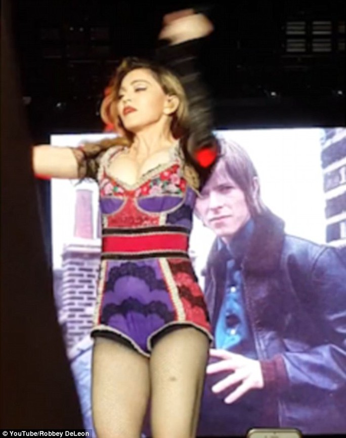Madonna “quằn quại” trên sân khấu, tưởng niệm David Bowie