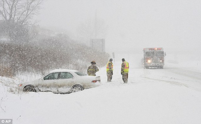 
Lính cứu hỏa làm việc trong tuyết phủ ở Pennsylvania
