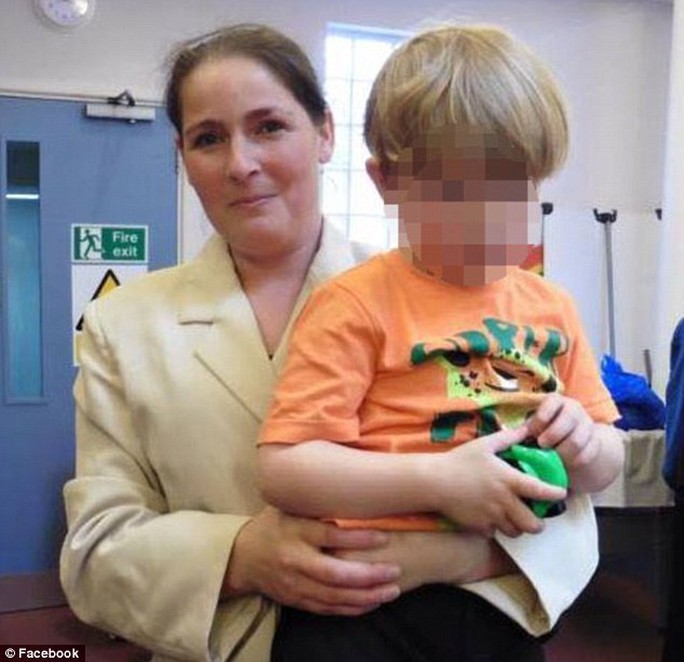 
Chị Anneka Sherratt (31 tuổi) và con trai, bé Martyn (3 tuổi).
