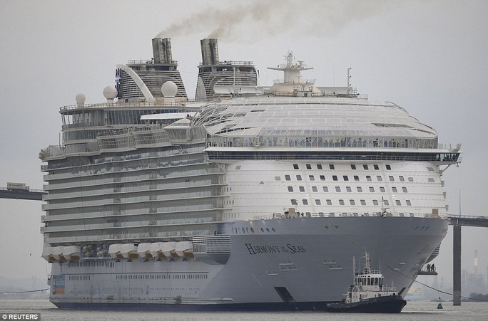 
Du thuyền Harmony of the Seas lớn hơn chiều cao của tháp Eiffel. Ảnh: Reuters
