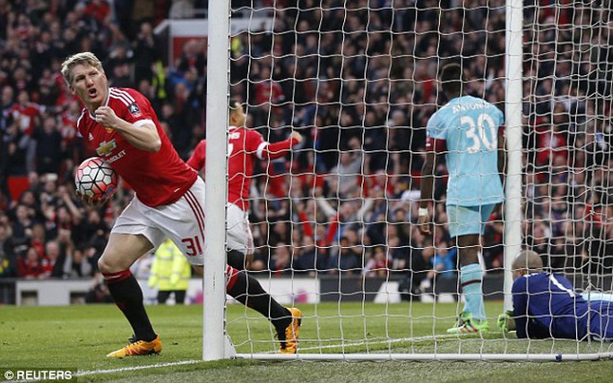 
Schweinsteiger cũng có một tình huống gây tranh cãi với thủ thành Darren Randolph
