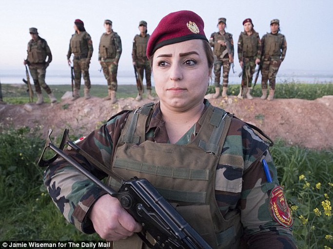 Nữ chiến binh Ahd Mohemed (36 tuổi) luôn trang điểm trước khi ra trận.