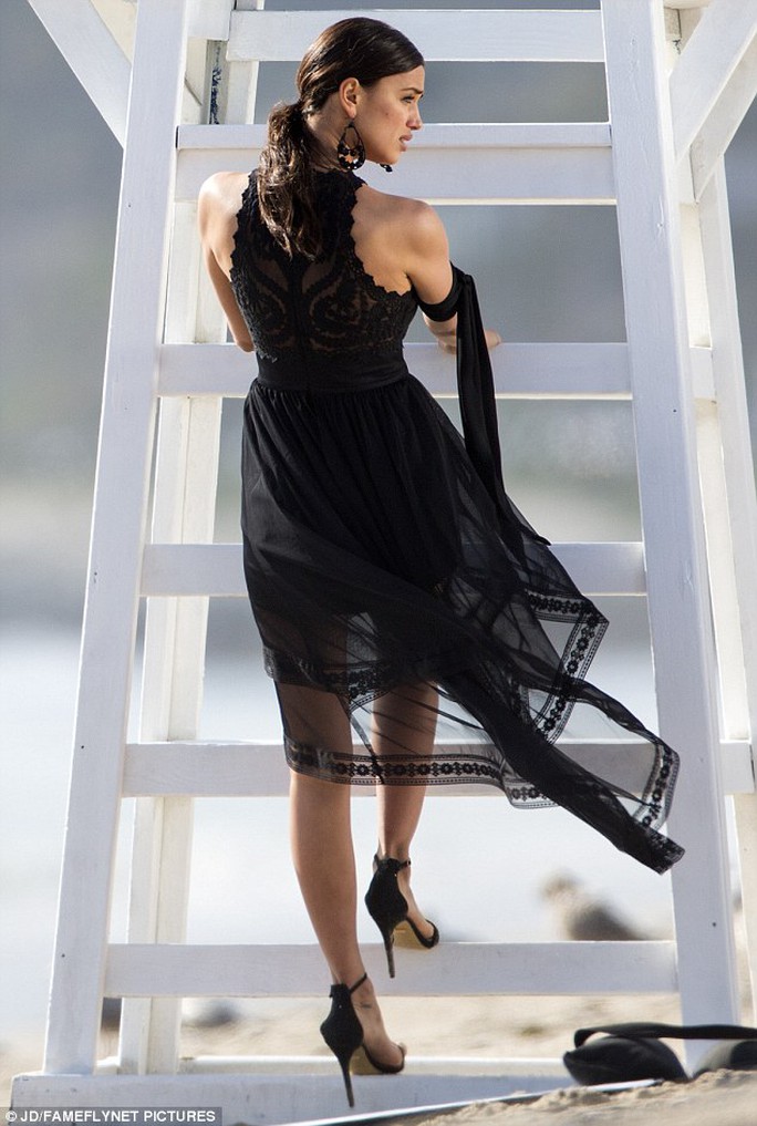 Siêu mẫu Irina Shayk gợi cảm bên bờ biển