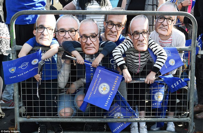 Các CĐV trogn mặt nạ ông Ranieri