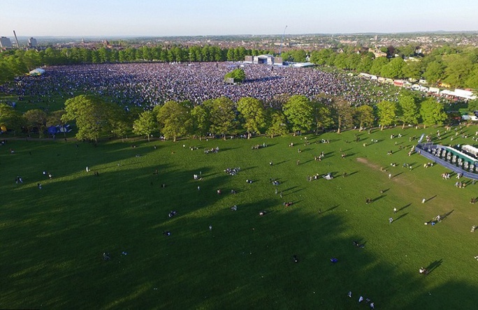 Buổi diễu hành kết thúc ở công viên Victoria, nơi có hơn 100.000 người đã chờ sẵn bên một sân khấu hoành tráng. Ở đây các cầu thủ Leicester tái hiện màn nâng Cup vô địch...