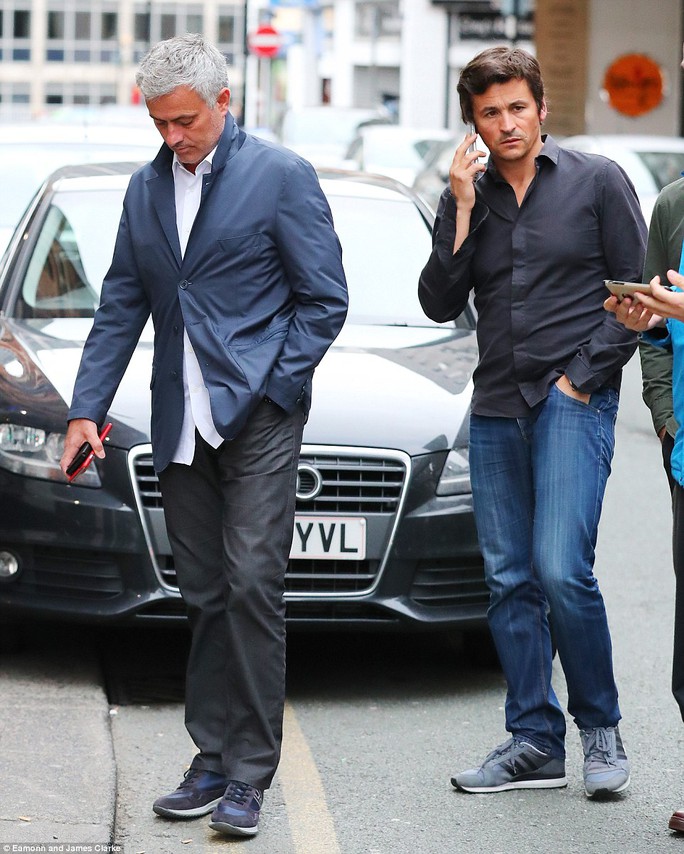 Mourinho và trợ lý rời khách sạn The Lowry