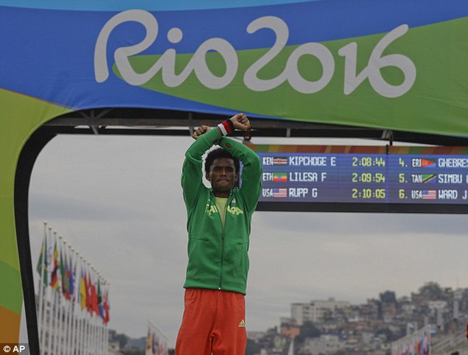 HCB marathon Olympic không dám về nhà vì sợ chết