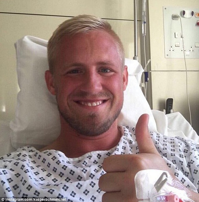 Thủ môn Leicester khoe ảnh tươi cười sau cuộc phẫu thuật