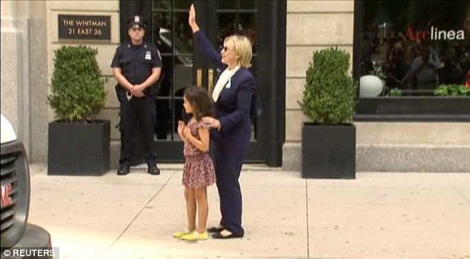 
Bà Clinton ôm một đứa trẻ trên đường khi đang bệnh. Ảnh: Reuters
