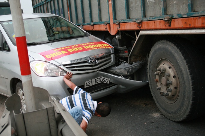 
Hình ảnh vụ tai nạn do 2 xe chen nhau qua làn đường ngược chiều
