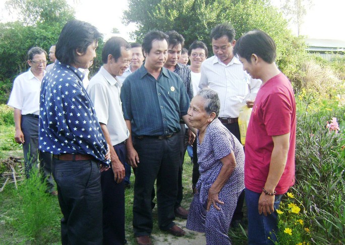 Hằng năm, vào ngày giỗ, các cựu binh Trường Sa đều về thăm mẹ Lê Thị Niệm - mẹ của liệt sĩ Phan Tấn Dư Ảnh: HỒNG ÁNH