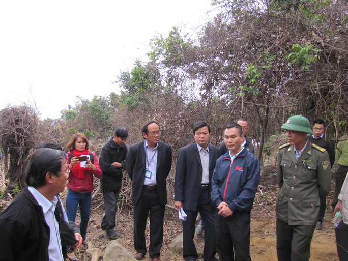 
 

Ông Lê Việt Hồng (thứ 2, hàng trước từ trái qua) thừa nhận tự ý phá rừng
