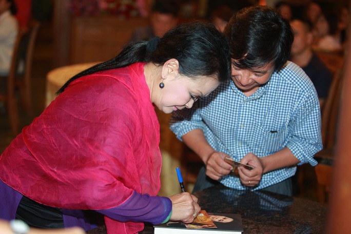 Khánh Ly ký tặng người hâm mộ trong buổi trà đàm tối 23-8 tại Hà Nội