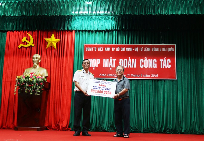 
Ông Nguyễn Hoàng Năng thay mặt đoàn công tác tặng quà cho Bộ Tư lệnh Vùng 5 Hải quân

