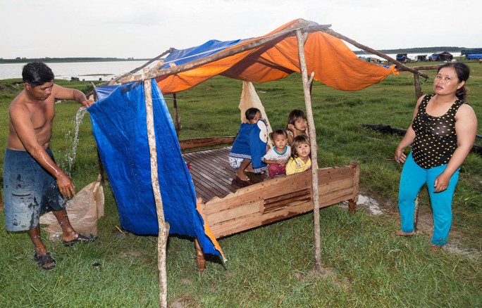 Vợ chồng ông Đặng Văn Ngọc sửa lại “căn nhà” của mình sau cơn mưa như trút nước